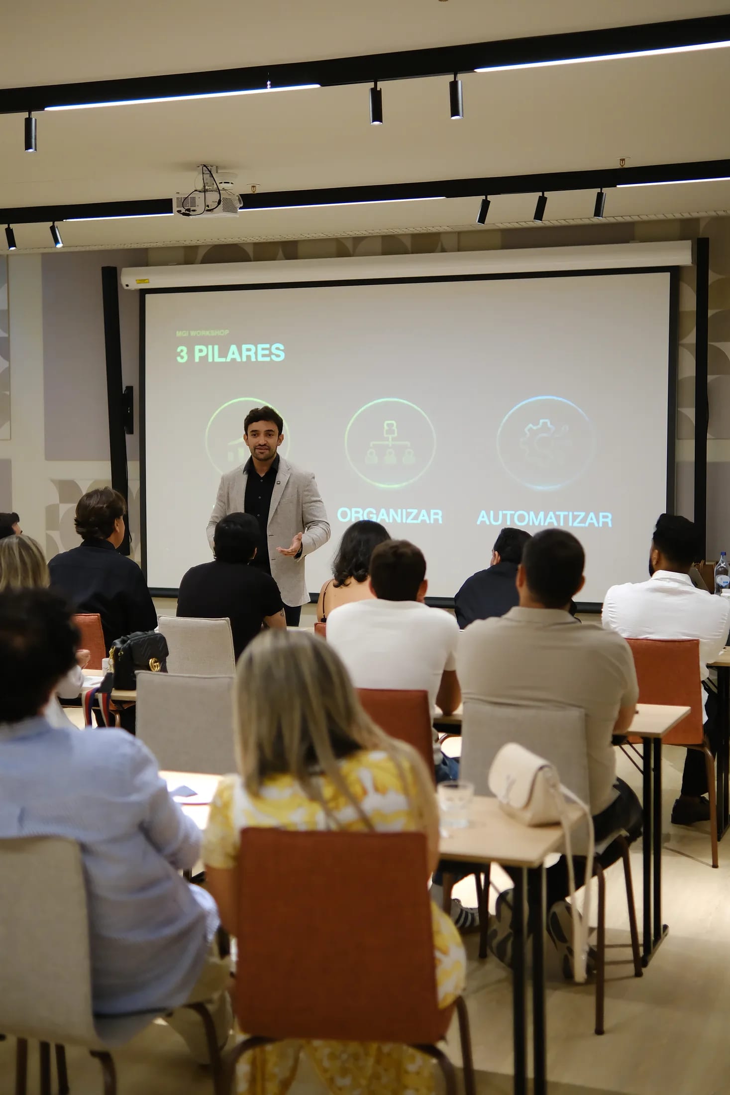 Orador apresenta conteúdos a uma sala de participantes