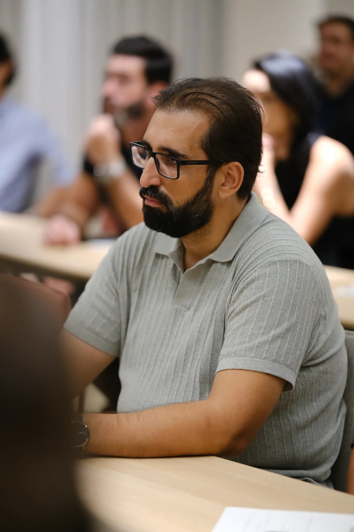 Participante acompanha atentamente uma apresentação
