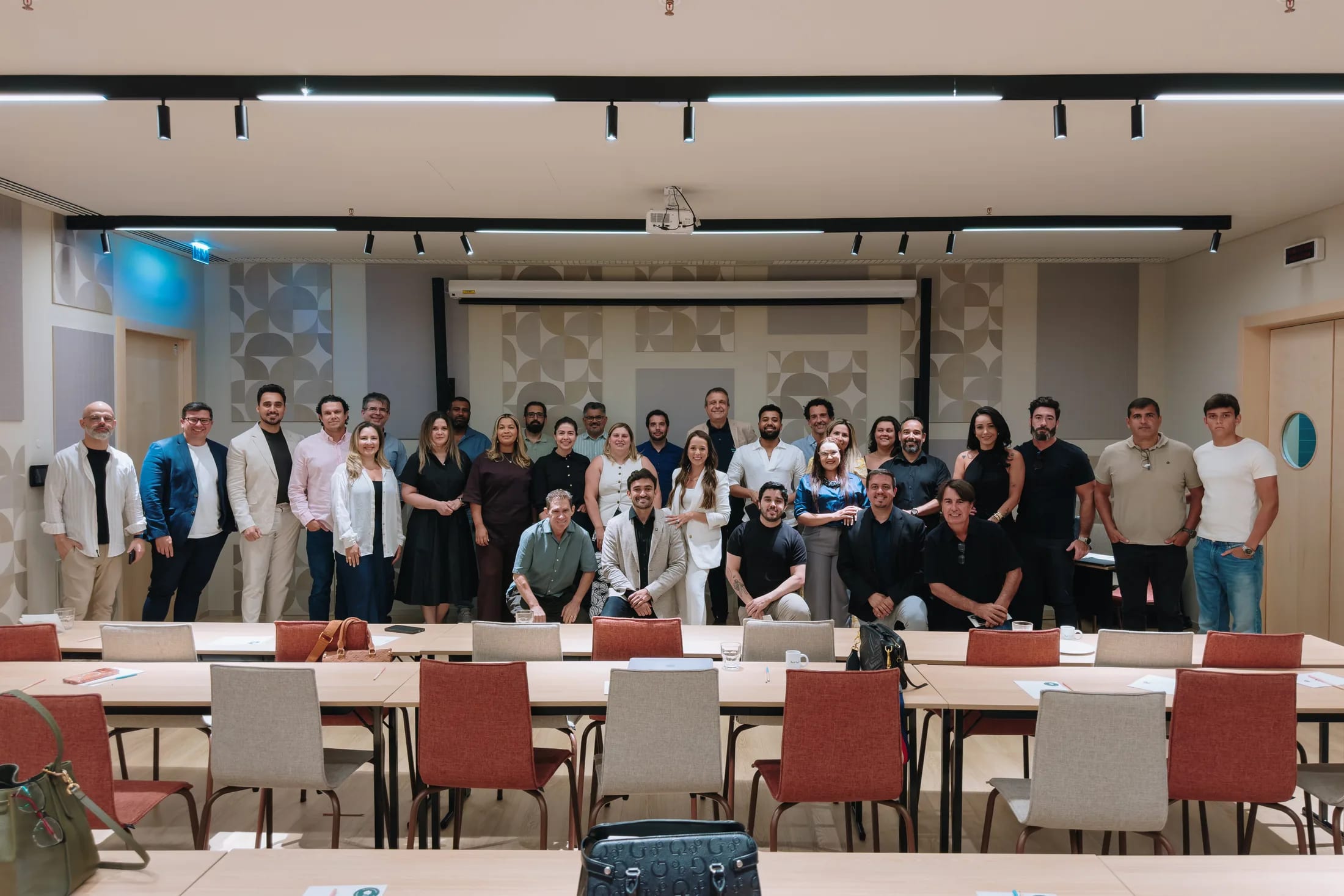 Grupo de participantes reunido no final de um encontro anterior da 7 Pro Labs