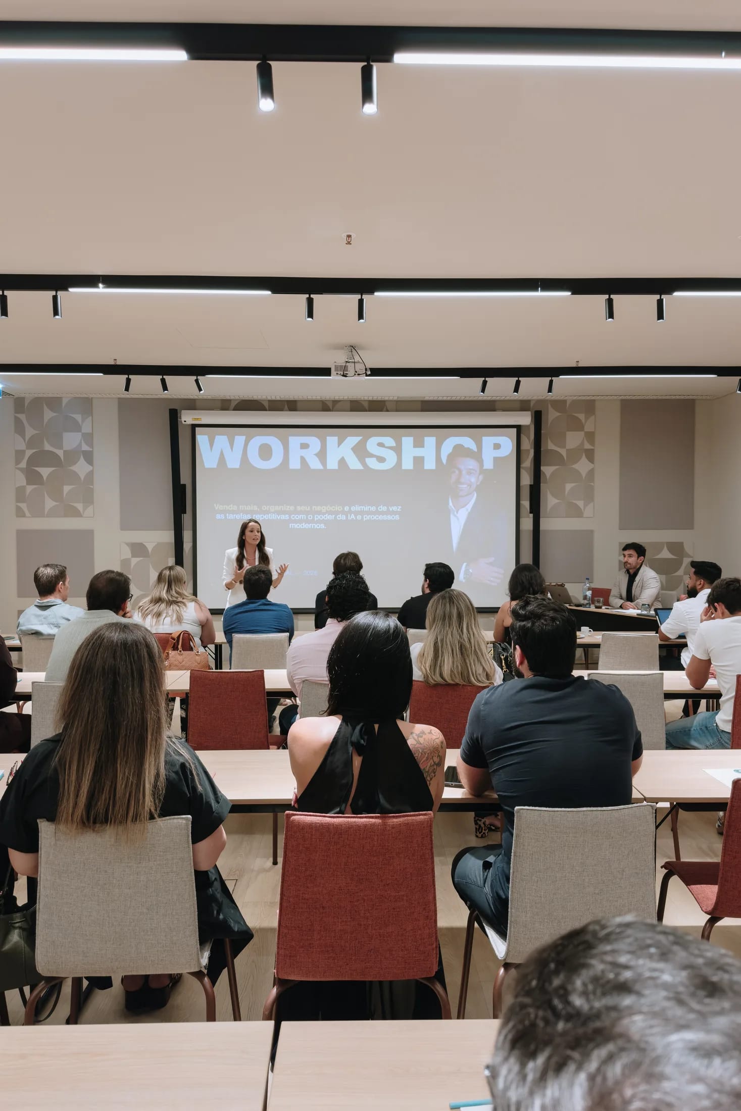 Sala com participantes durante uma apresentação da 7 Pro Labs